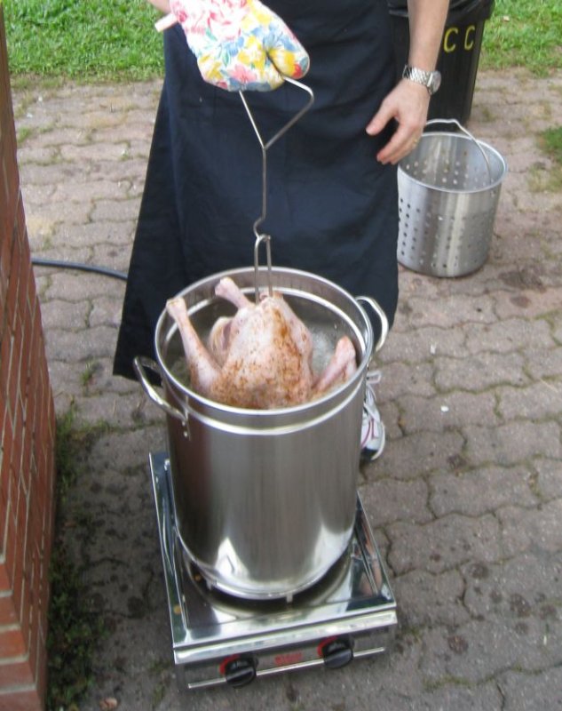 deepfrying turkey - mar '11-01.jpg